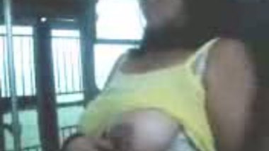 Desi girl boob show in public bus MMS2