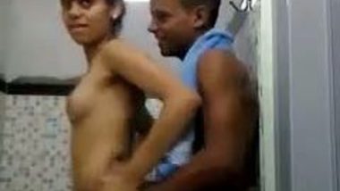 Mumbai teen girl doing bathroom sex with lover on cam
