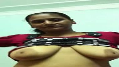Mature Indian aunty given hot blowjob session to her lover