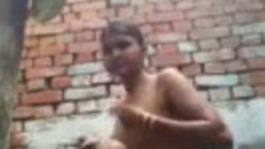 Desi muslim girl outdoor bath MMS