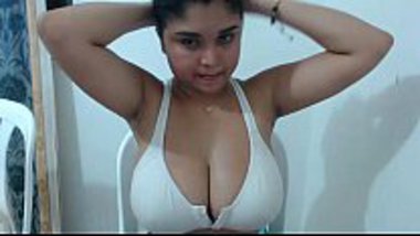 Indian cam girl showing her big breasts