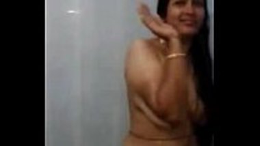 Leaked MMS of a Bhojpuri aunty bathing