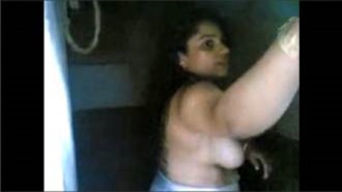 Hot Bhabhi Forgot To Lock Door While Bathing
