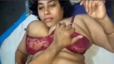 Kanpur Bhabhi Showing Huge Boobs To Devar