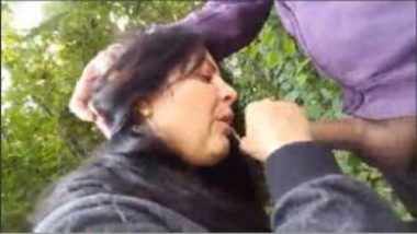Sexy Pakistani Aunty Sucking Dick Of Guy In Park
