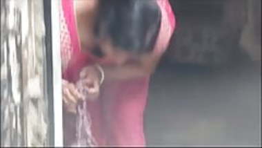 indian aunty working cleavage