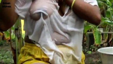 Indian hot cute servant girl showing her boobs and seducing neighbour at out door - Wowmoyback