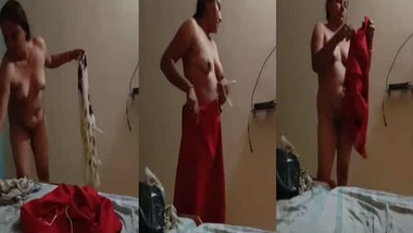 Cheating Bhabhi captured nude by her husbandâ€™s friend video