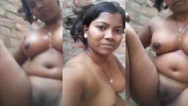 Divorced village auntieâ€™s bald Desi pussy show in bathroom