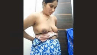 Sexy Bhabhi Record her Nude Video
