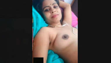 Sexy Desi Bhabhi Showing boobs and Pussy On VIdeo Call New Leaked MMS
