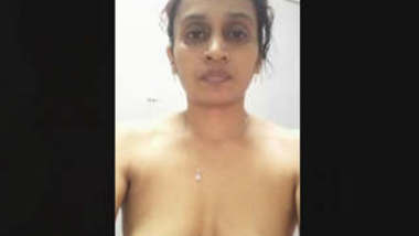 Sexy Desi Bhabhi Wering Cloths after Bath