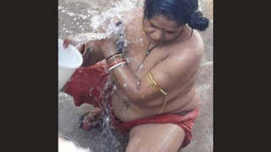 Tamil Bhabhi Outdoor Bathing