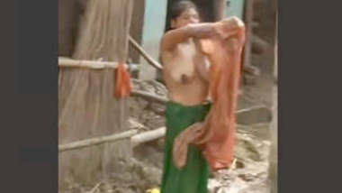 Desi Hot Bhabhi OutDoor Bathing