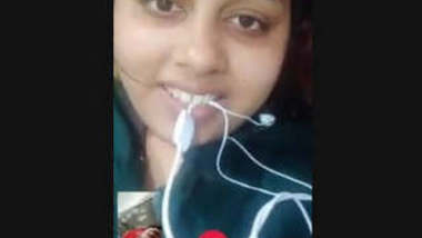 Hot look Desi Clg Girl Showing her Boobs on Video Call New Leaked Mms