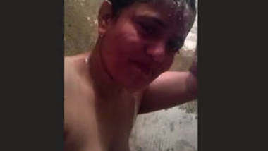 Desi bhabhi making bathing video