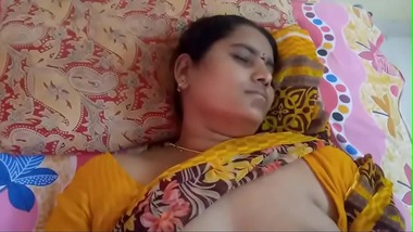Sexy Telegu sex video of a mature aunty from Hyderabad