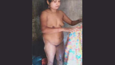 Desi Hot Bhabhi Nude Bath Videos Part 4