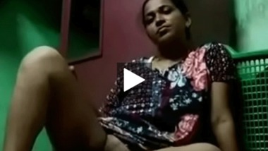 Tamil wife masturbating pussy in the kitchen selfie video