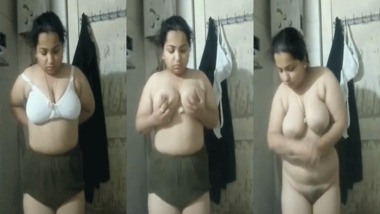 Desi sexy boobs show in the bathroom looks absolutely hot