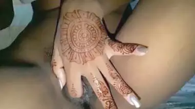 Kinnrxnxx Vedyo - Horny desi girl fingering her juicy pussy in mehendi hand indian tube porno