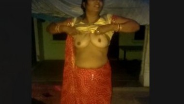 Mature bhabi showing boob