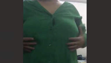 Desi Babe Showing Juicy boobs 1
