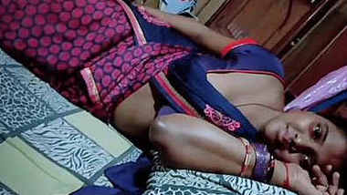 Desi mumbai housewife priya exposing milky cleavage and navel