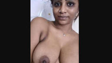 Desi cute bhabi show her boobs
