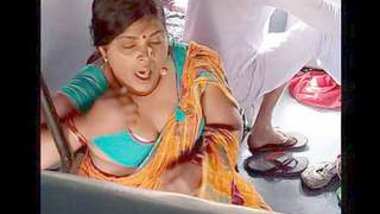 Desi village bbw bhabi big boobs show on train
