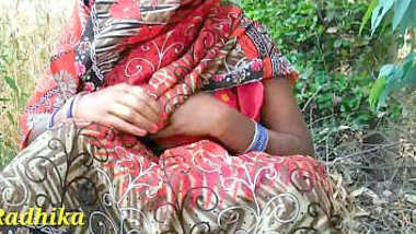 Desi village bhabhi show her pussy n boobs in field