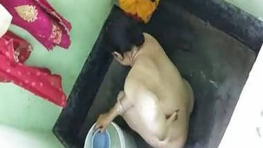 Desi bhabhi bath captured