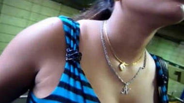 Desi voyeur hot Pune aunty boobs captured on escalator HQ