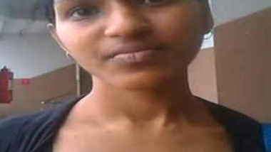 Indian Chennai babe Priya exposing nipples to boyfriend