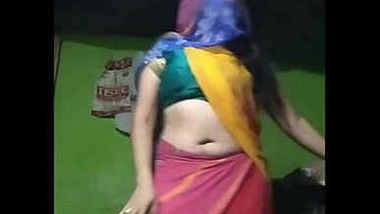 Hot marwadi bhabhi amisa gupta erotic navel show.