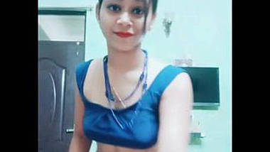 Hot mumbai college girl kavitha saggy navel show.