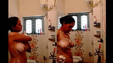 voyeur-sex-of-indian-bhabhi-filmed-taking-shower