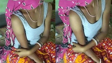 Hot village housewife bhabhi soma sexy legs, cleavage and navel show.