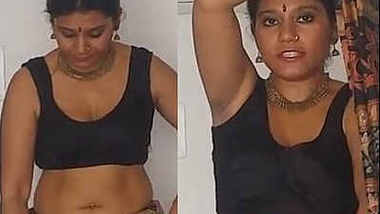 Sexy Bengali Girl Deep Big Navel in Saree