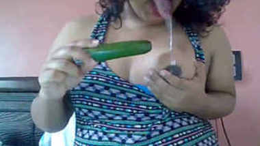 desi girl in full slut mode,sucking cucumber like pro