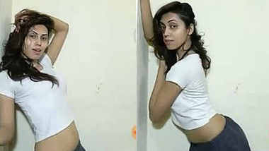 Desi Girl extreme seducing dance, Umm,she is sexy mama