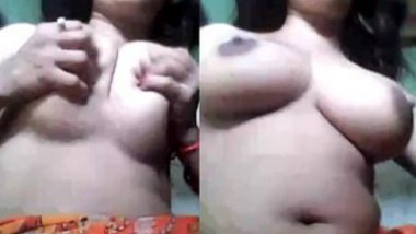 Sexy Bhabi Showing Her Boobs and Fingering