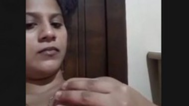 Sexy Lankan Married Wife Pussy Fingering With Moaning