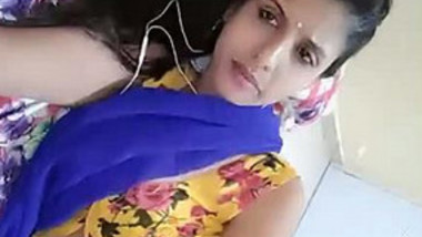 Cutipie bhabi new saree blouse live on her bed, deep navel