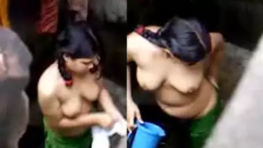 Desi girl bathing nude nice boobs captured by hidden cam indian tube porno
