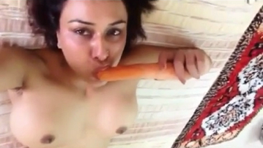 Sexy Delhi horny bhabhi masturbates using a carrot
