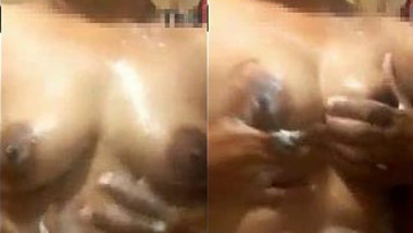 Desi Aunty in nude bathing