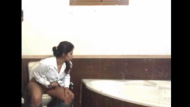Desi girl caught peeing in bathroom mms