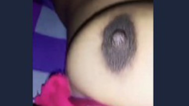 Desi bhabi show her boob nipple