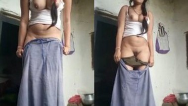 Super Hot Look Desi Girl Showing Her Boobs and Pussy New Leaked Video